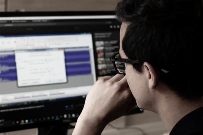 Hombre con gafas mirando la pantalla del ordenador con la ventana emergente