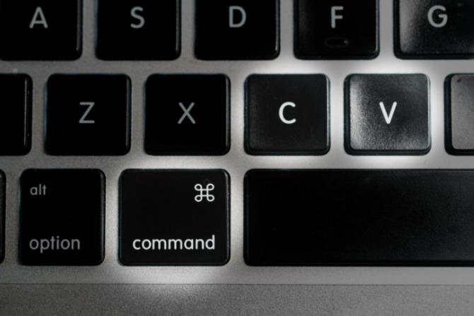 Primer plano del teclado de un MacBook