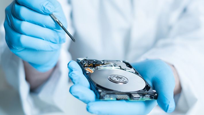 Un técnico de laboratorio que sostiene una pieza de hardware