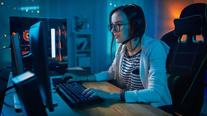 Una mujer jugando juegos en línea. Los juegos en línea son divertidos, pero es importante ser consciente de su seguridad.
